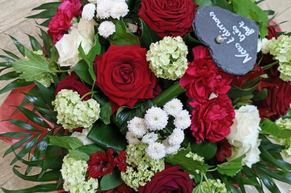 bouquet rond deuil dans les tons blanc,rouges et vert par votre fleuriste à Saint Aubin D'Aubigné