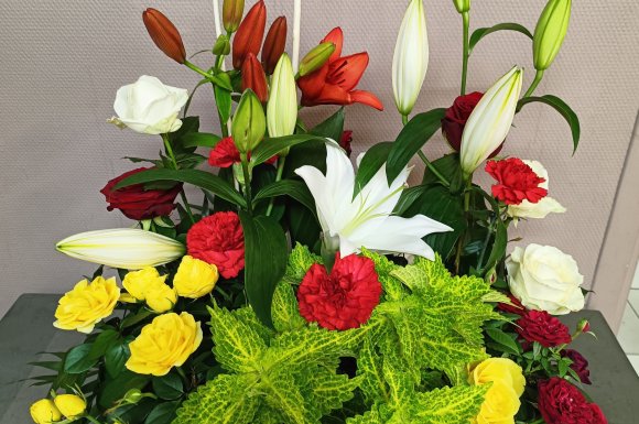 composition pour deuil avec plantes et fleurs coupées par votre fleuriste à Saint Aubin D'Aubigné