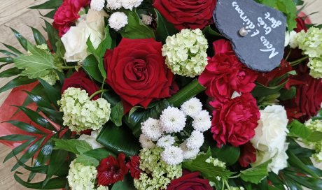 bouquet rond deuil dans les tons blanc,rouges et vert par votre fleuriste à Saint Aubin D'Aubigné