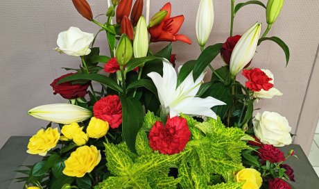 composition pour deuil avec plantes et fleurs coupées par votre fleuriste à Saint Aubin D'Aubigné