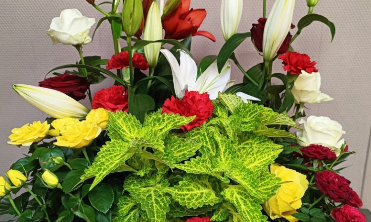 composition pour deuil avec plantes et fleurs coupées par votre fleuriste à Saint Aubin D'Aubigné