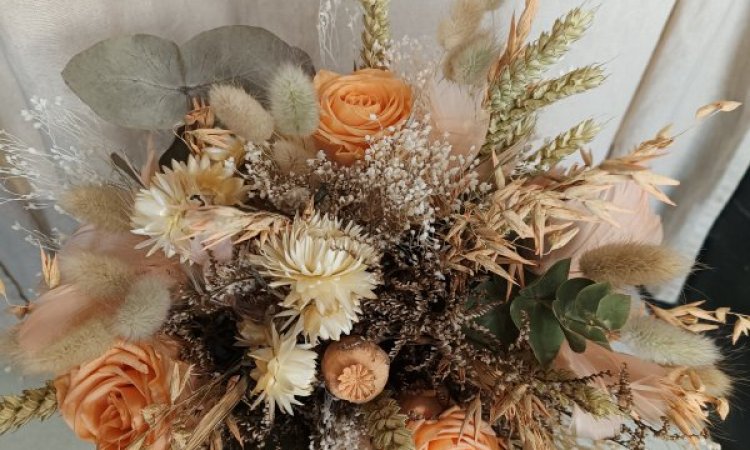 Bouquet de mariée en fleurs séchées par votre fleuriste à Saint Aubin D'Aubigné.