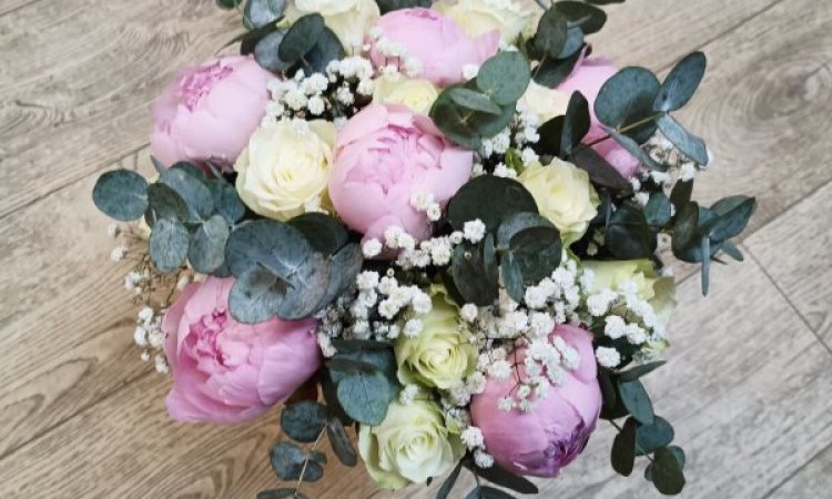 Bouquet rond de mariée avec pivoines et roses par votre fleuriste à Saint Aubin D'Aubigné.