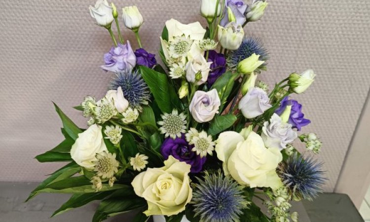 Composition florales dans les tons blanc et bleu par votre fleuriste à Saint Aubin D'Aubigné.