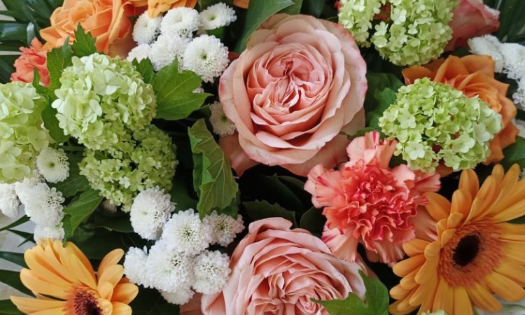 Bouquet rond par votre fleuriste à Saint Aubin D'Aubigné